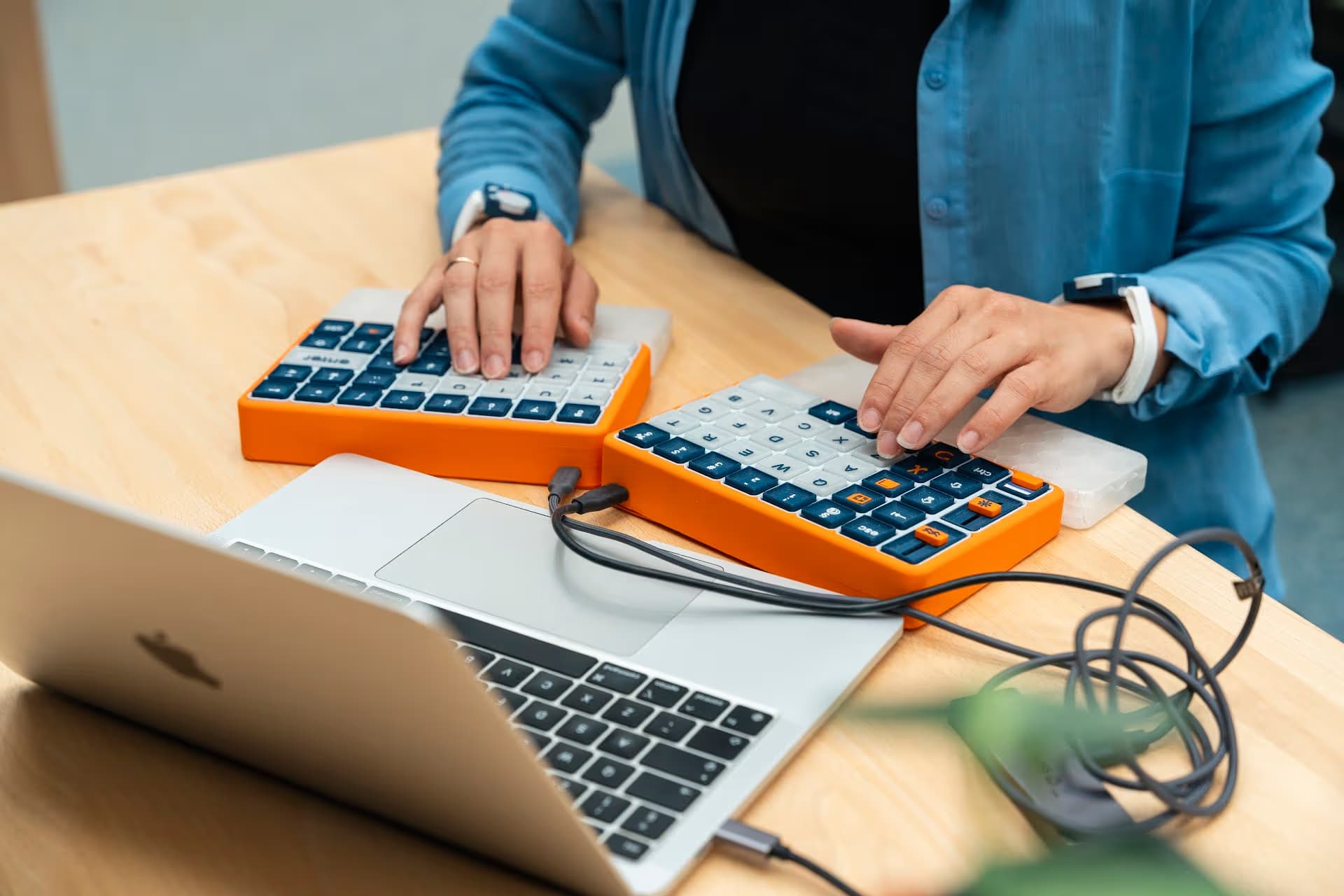 Студентка з Нідерландів створила клавіатуру «OnCue» для людей з Паркінсоном