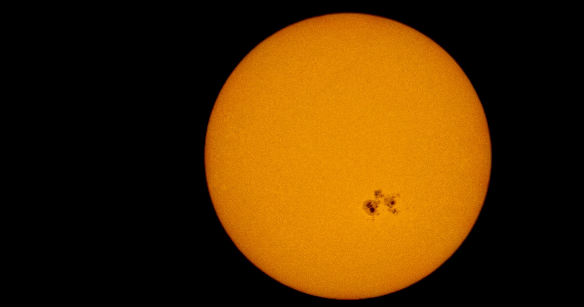 На Сонці з’явилася гігантська пляма — спрямована на Землю