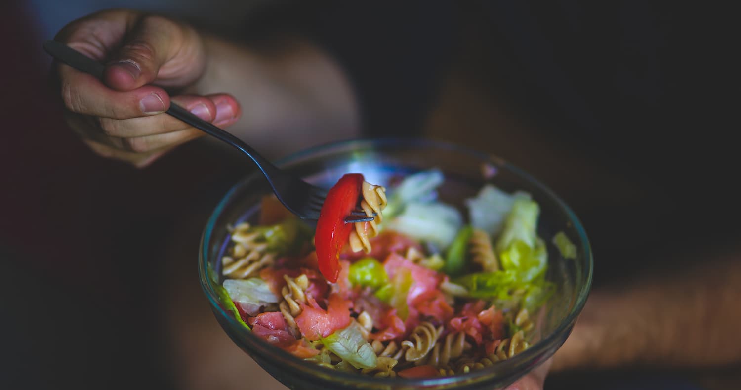 Вчені пояснили, як змінити вечерю, щоб краще спати