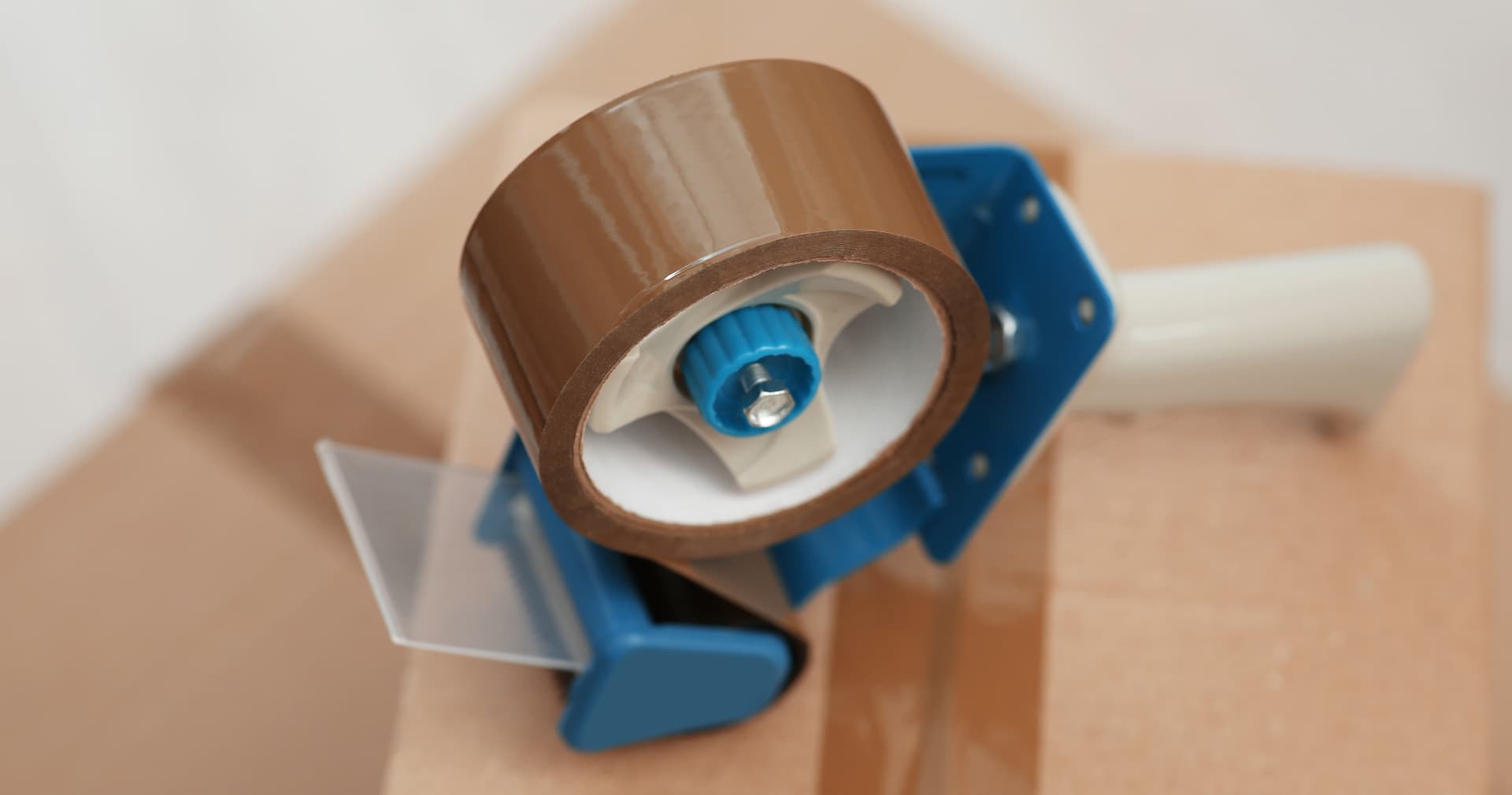 Фізики пояснили, чому скотч «кричить» під час відклеювання