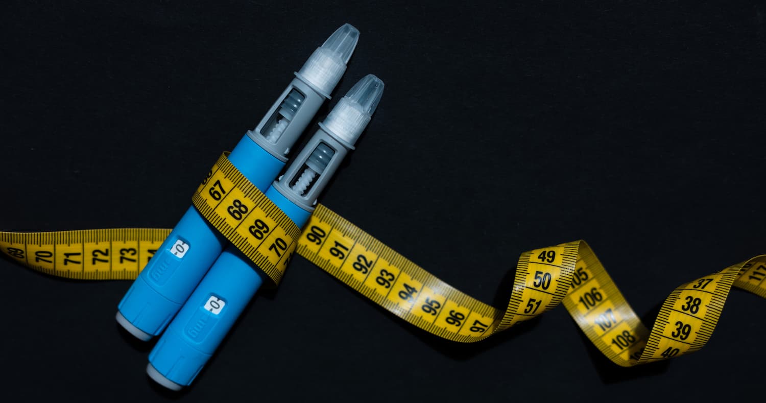 dvi insulinovi ruchky perepleteni zhovtoyu mirnoyu strichkoyu na chornomu krv.media